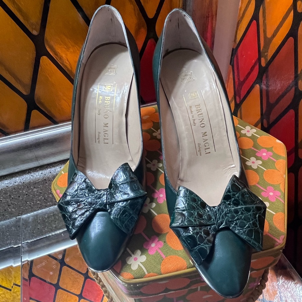 Vintage 1980’s Bruno Magli Size 8 Green Leather Heels with Croc Bow
